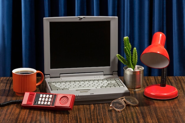 Foto rommelig bureau met oud computerstilleven