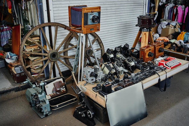 Rommelmarkt, ruilbeurs, oude zeldzame retro dingen, vintage kunstvoorwerpen