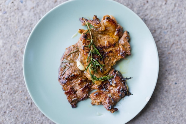 Rond bord met gegrilde biefstuk en rozemarijn