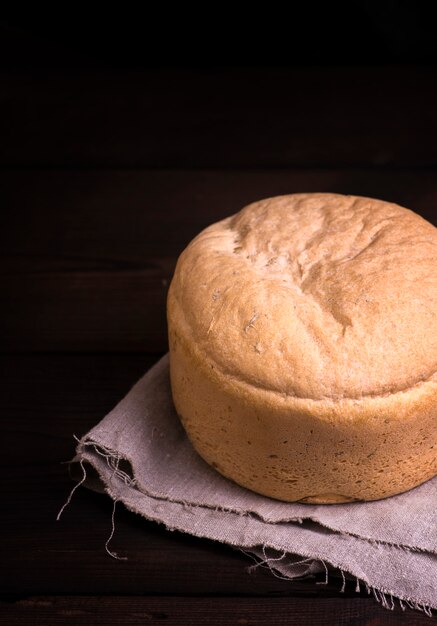 Rond brood gemaakt van tarwebloem