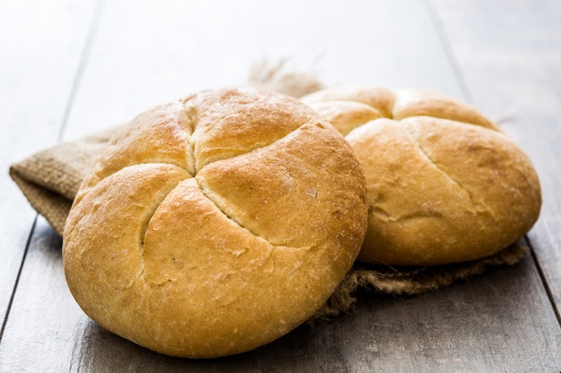 Rond brood op houten tafel