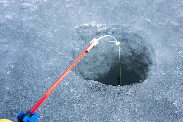 Rond gat winterseizoen ijsgat om te vissen