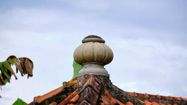 rond huisdak, met behulp van kleipannen