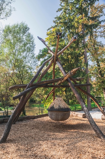 Rond kinderhuis opgehangen aan enorme Indiase speren op de speelplaats van de dierentuin van Ljubljana