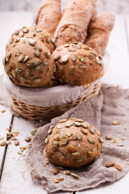 Rond sandwichbroodje met zonnebloemzaden van zemelen.