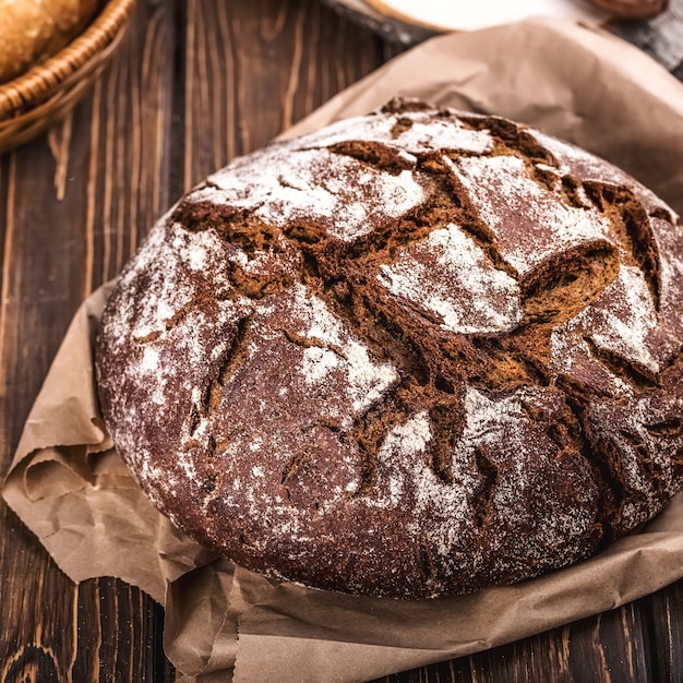 Foto rond warm vers brood op oude houten tafel en op papier