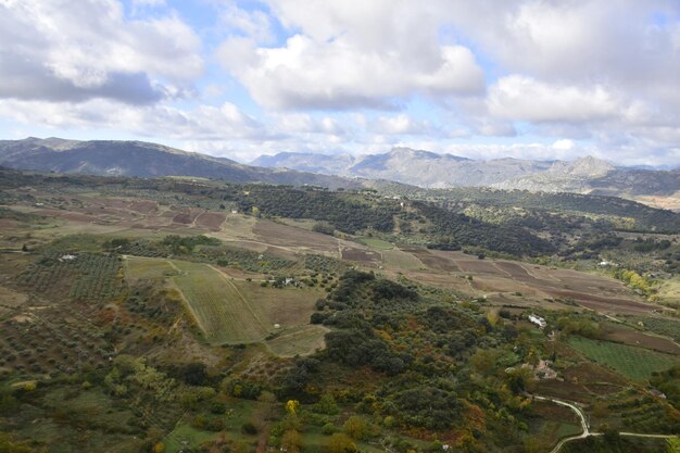 Ronda Andalusië Spanje 08 november 2019 Uitzicht op de vallei en de rotsen aan de voet van het stadje Ronda