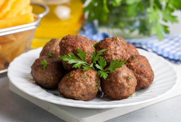 Foto ronde ballen van droge gehaktballen en friet, turkse naam kuru kofte ve patates