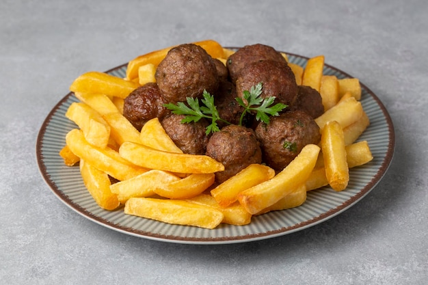 Ronde ballen van droge gehaktballen en frietjes. Turkse naam; kuru kofte ve patates