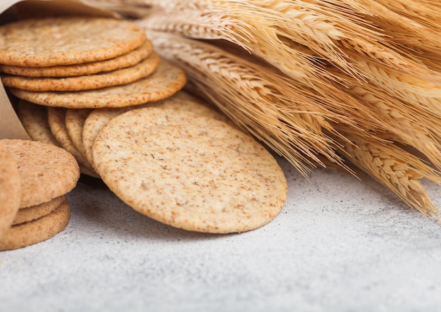 Ronde biologische knapperige tarwe en mais flatbread crackers met rauwe tarwe op light