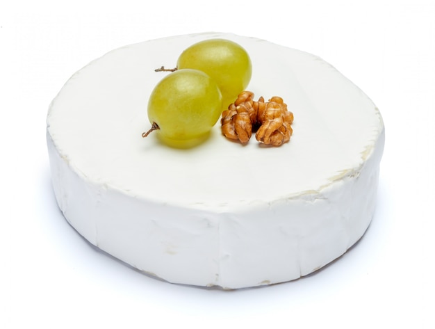 Ronde brie of camambert kaas op een witte tafel