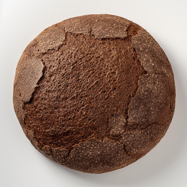 Ronde brood van een pompernickel thee bran cake geïsoleerd op een vlakke achtergrond