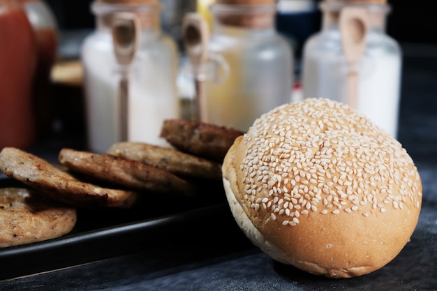 Foto ronde broodjes bestrooid met sesamzaadjes voor de hamburger