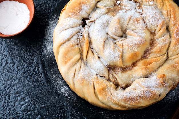 Foto ronde burek-taart met een appel