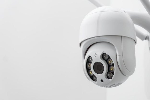 Ronde CCTV-camera met antennes schiet video op de witte muur