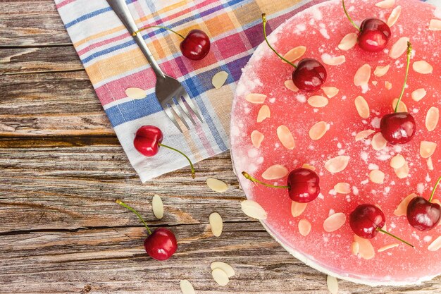 Foto ronde cheesecake met kersen op houten oppervlak bovenaanzicht