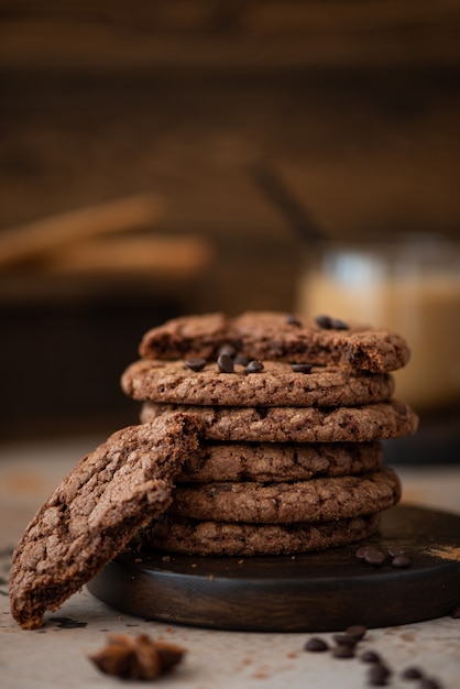 Ronde chocolate chip cookies met amandelen op een houten tafel