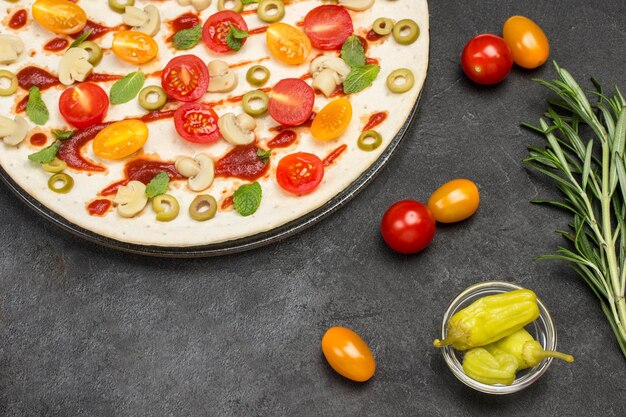 Ronde deegbasis voor pizza Voedselingrediënten voor het koken van pizza paddenstoelen tomaten kaas uien