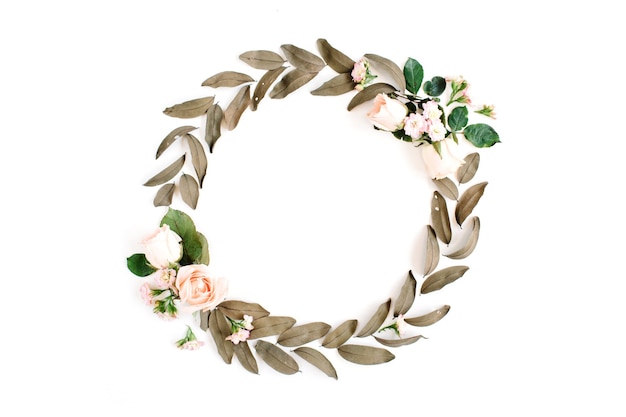 Ronde frame krans met rozen en gedroogde bladeren geïsoleerd op wit