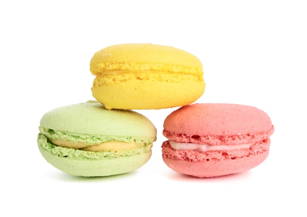 Ronde gebakken macarons geïsoleerd op wit