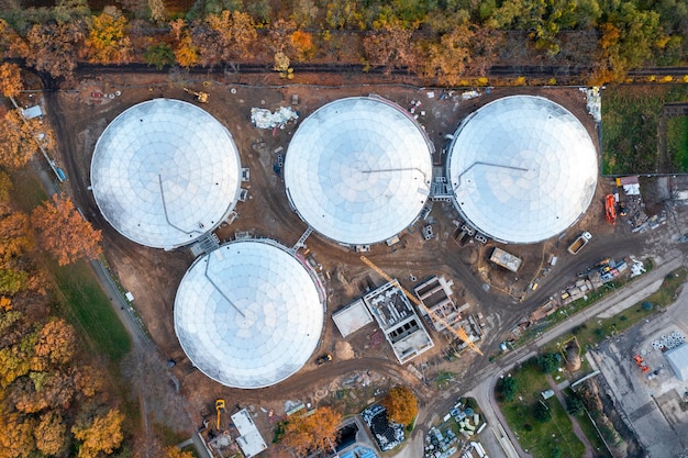 Ronde gebouwen met een bolvorm vanaf een hoogte. Moderne industriële afvalwaterzuiveringsinstallatie. Uitzicht van boven