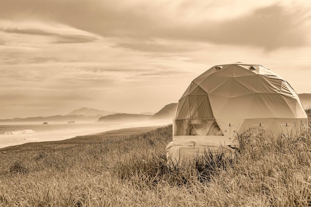 Ronde glamping aan zee zwart-wit foto