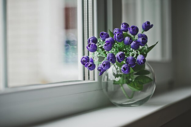 Ronde glazen vaas met blauwe bloemen 5061