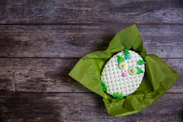 Ronde handbeschilderde peperkoek op houten achtergrond Witte uil Plat leggen Kopieer ruimte Zoet dessert als cadeau voor Vrouwendag op 8 maart