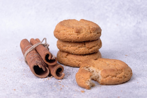 ronde havermeelkoekjes met kaneel op een witte tafel