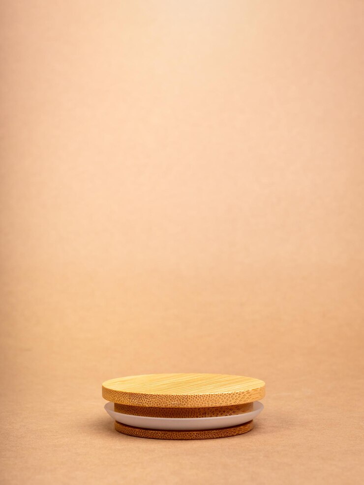 Foto ronde houten stapel als podium met lege ruimte voor plaats voedsel cosmetische producten ontwerpen geïsoleerd op recycle papier achtergrond mockup display op bruine verticale achtergrond eco-vriendelijk concept