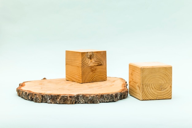 Ronde houtzaaggesneden cilindervorm en kubusdoos voor eco-product.