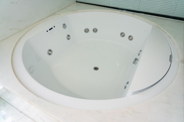 Ronde jacuzzi in een ruimte om te genieten en te relaxen in het water