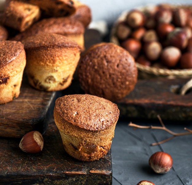 Ronde kleine cupcakes met gedroogde vruchten