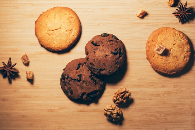 Ronde knapperige zoete koekjes met gekonfijte vruchten en noten