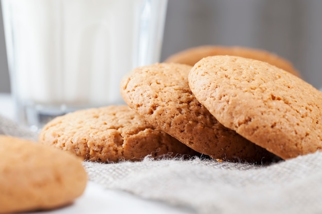 Ronde koekjes gemaakt van tarwe- en havermeel, de poreuze structuur van echte ronde koekjes, geen zoete droge en knapperige koekjes, close-up