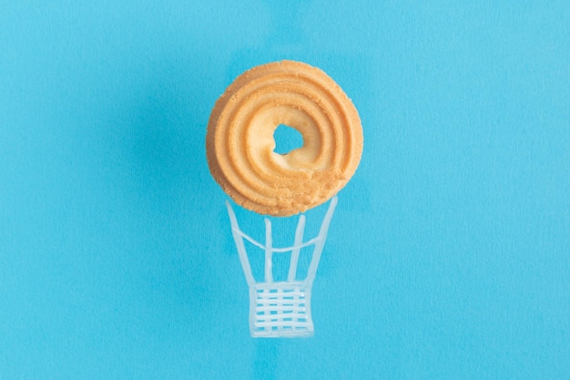 Foto ronde koekjes met een gat geïntegreerd in krijt tekenen luchtballon creatief concept plat liggen hoog