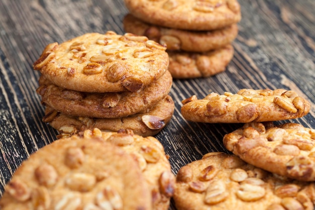 Ronde koekjes met geroosterde pinda's