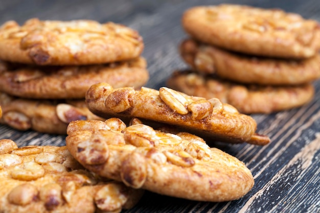 Ronde koekjes met geroosterde pinda's