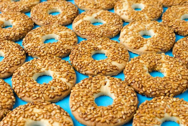 Ronde koekjes met sesamzaadjes op een helderblauwe achtergrond Zoetwaren