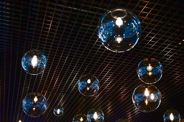 Ronde led-lampen aan het plafond in het interieur van het restaurant
