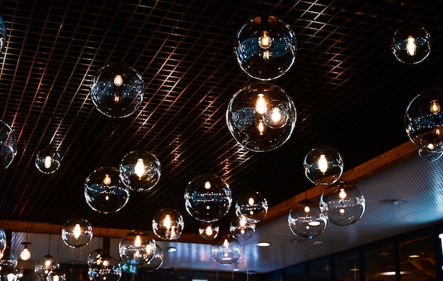 Ronde led-lampen aan het plafond in het interieur van het restaurant