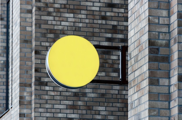 Ronde lege bord op straatmuurruimte voor tekstlogo-informatie