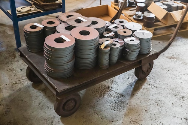 ronde metalen werkstukken liggen in de fabriek op de wagen