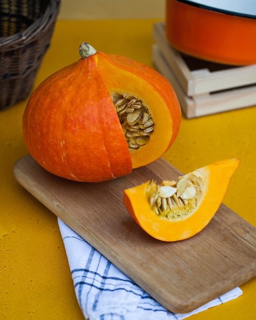 Ronde rijpe pompoen in een sectie op een houten plank