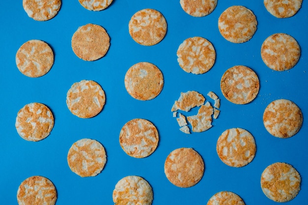 Ronde rijstchips op een blauwe papieren achtergrond