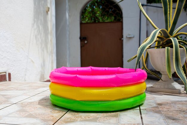 Foto ronde rubberen kinderen veelkleurige opblaasbaar zwembad in de achtertuin in de zomer
