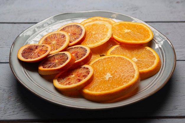 Ronde schijfje sinaasappels op een bord