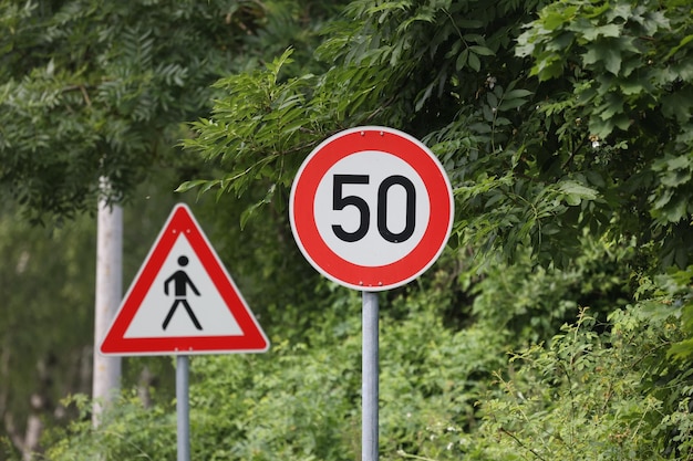 Ronde snelheidslimiet verkeersbord op de weg. 50 kilometer per uur.