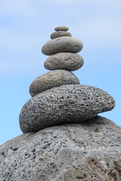 Ronde stenen gestapelde piramide aan de kust, evenwichtsconcept