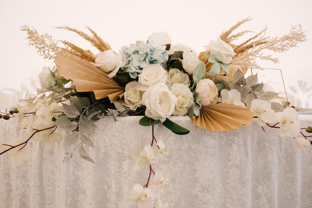 Ronde tafel met wit tafelkleed versierd met bloemen